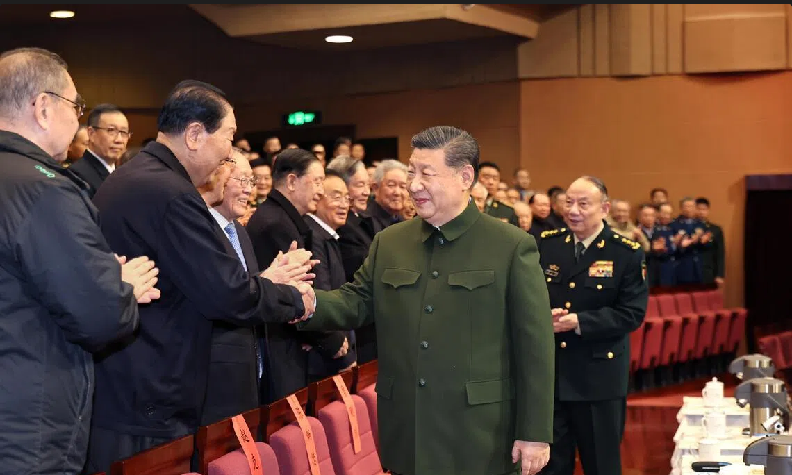 习近平出席中央军委文艺演出 张升民一同观看