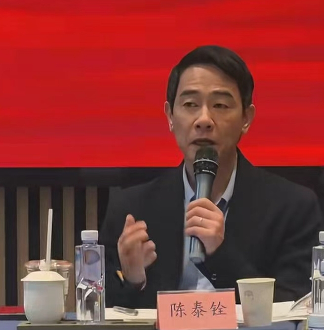 以本名出席惠州市政协会议 陈小春遭调侃“山鸡变凤凰”