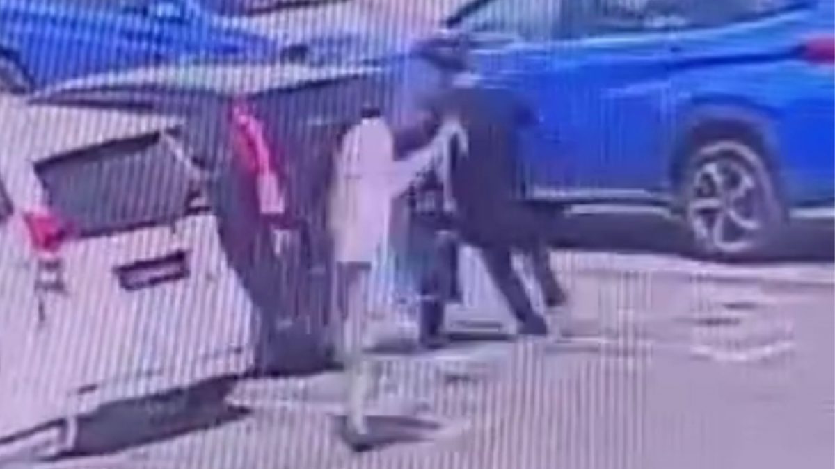 假问路 真抢车男子抢钥匙开走老妇车