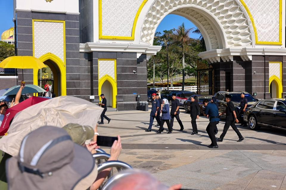元首后超亲民!下车与外国游客握手 网民:太暖心了