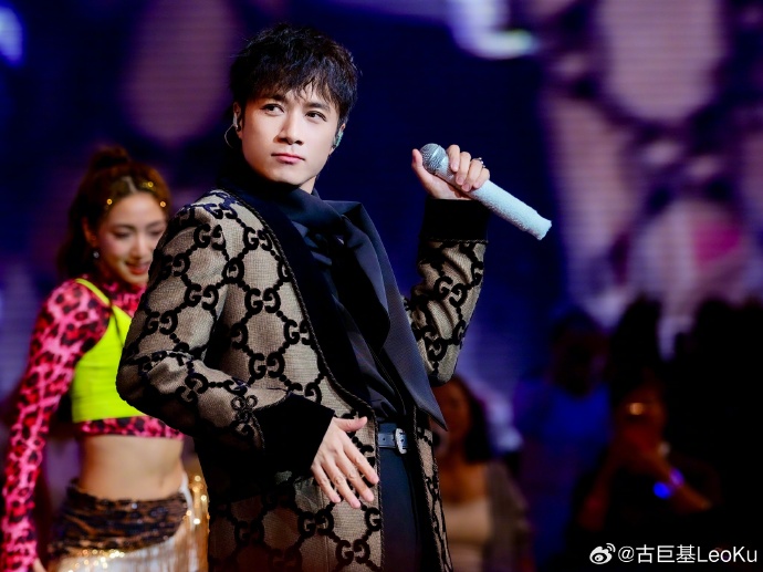 古巨基首晒小儿子正面照 5岁大儿子挥春架势十足