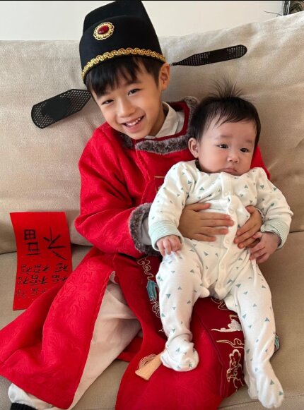 古巨基首晒小儿子正面照 5岁大儿子挥春架势十足
