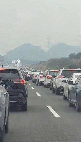 已签发(国际拼盘)早班车文/司机高速上睡着致堵12公里 交警紧急喊话:赶紧开走!