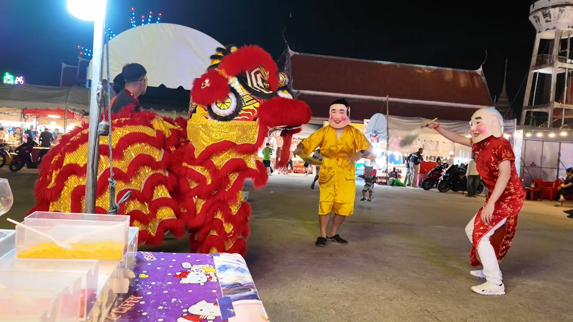 拚盘)舞狮亦会“采贼” 泰警化身“舞狮”智擒盗佛贼