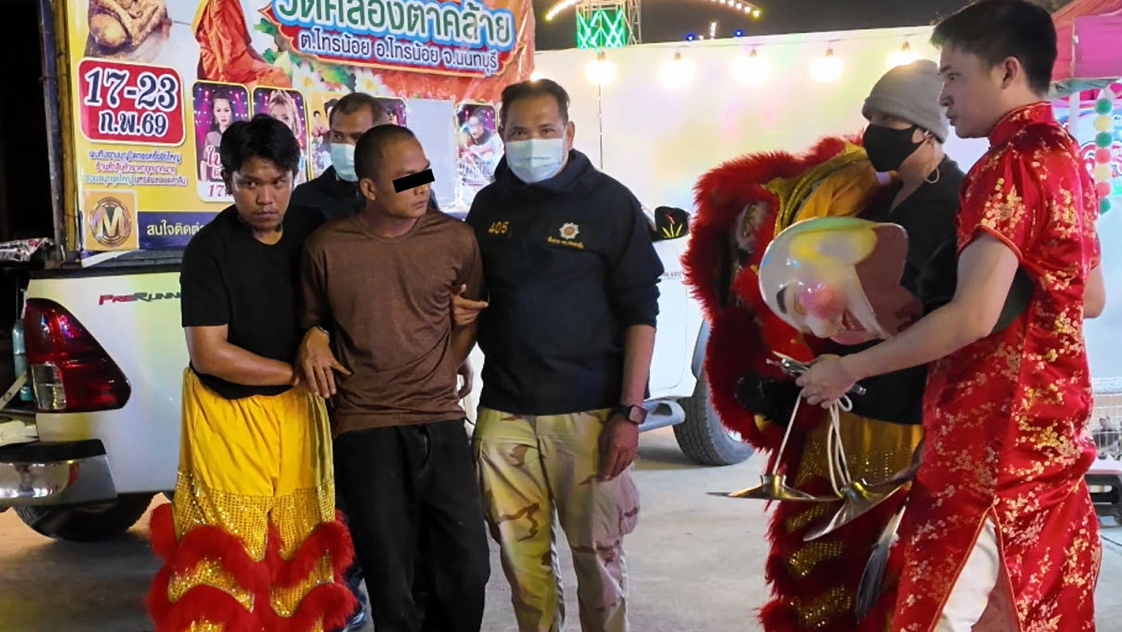 拚盘)舞狮亦会“采贼” 泰警化身“舞狮”智擒盗佛贼