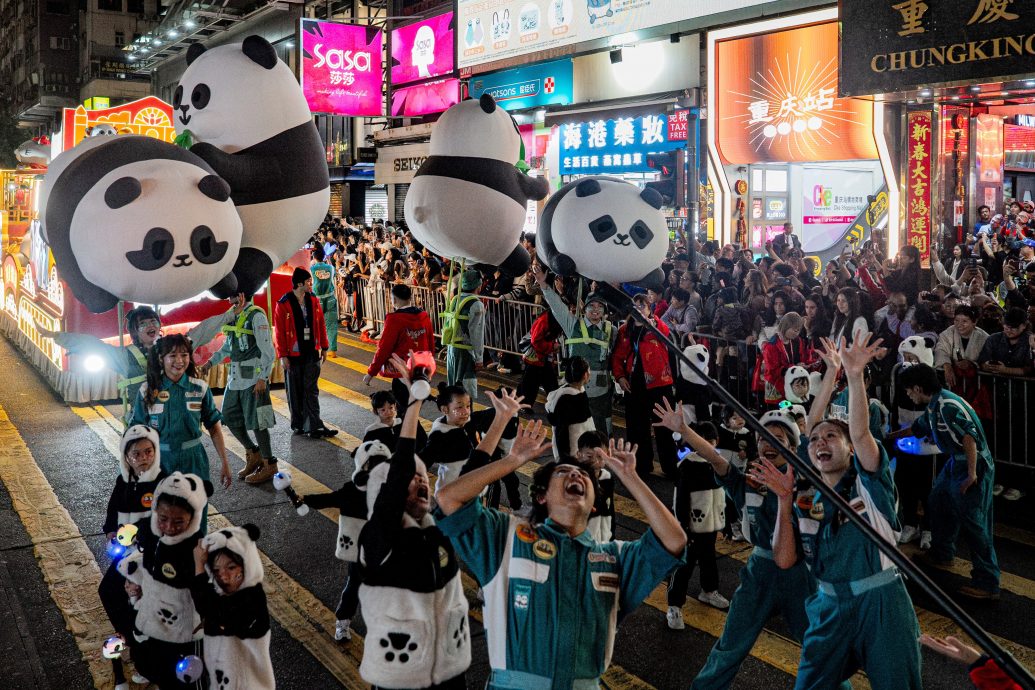 拼盘 香港迎春节 烟火花车招游客
