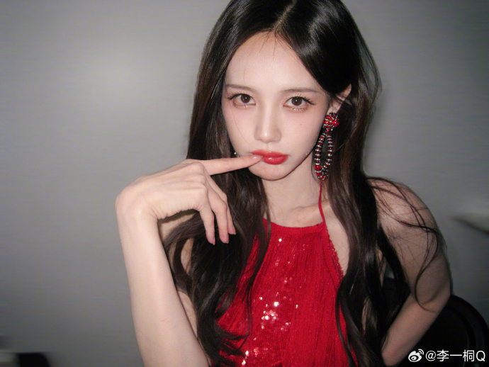 春晚直播爆假唱风波 李一桐发大红包疑转移焦点