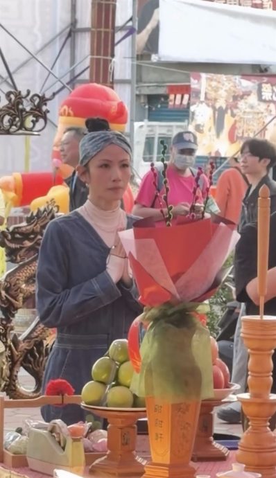 李千娜大年初五现身屏东 双手合十憔悴拜拜惹心疼