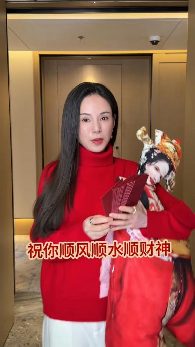 李若彤迎本命年拍片贺年 人型抱枕像纸紥公仔极惊吓