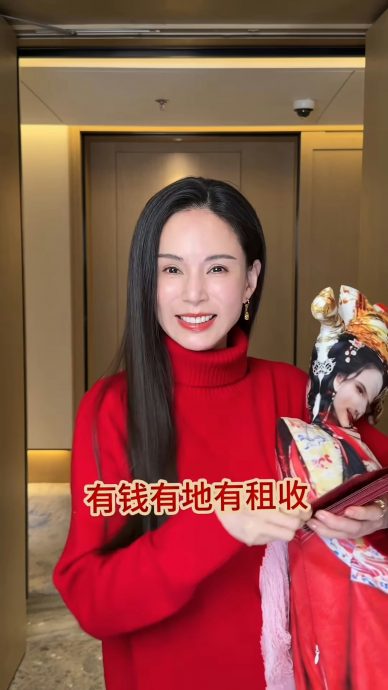 李若彤迎本命年拍片贺年 人型抱枕像纸紥公仔极惊吓