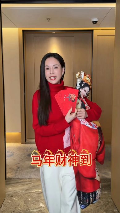 李若彤迎本命年拍片贺年 人型抱枕像纸紥公仔极惊吓