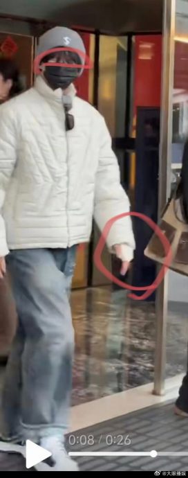 杨洋骨折被逼提前复工 剧组还加戏:打左手扇耳光