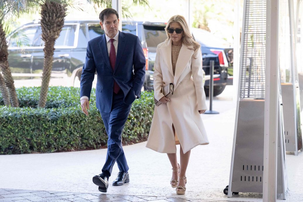 特朗普亲信婚礼 MAGA大咖齐聚 马斯克牵4宝妈亮相