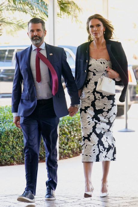 特朗普亲信婚礼 MAGA大咖齐聚 马斯克牵4宝妈亮相