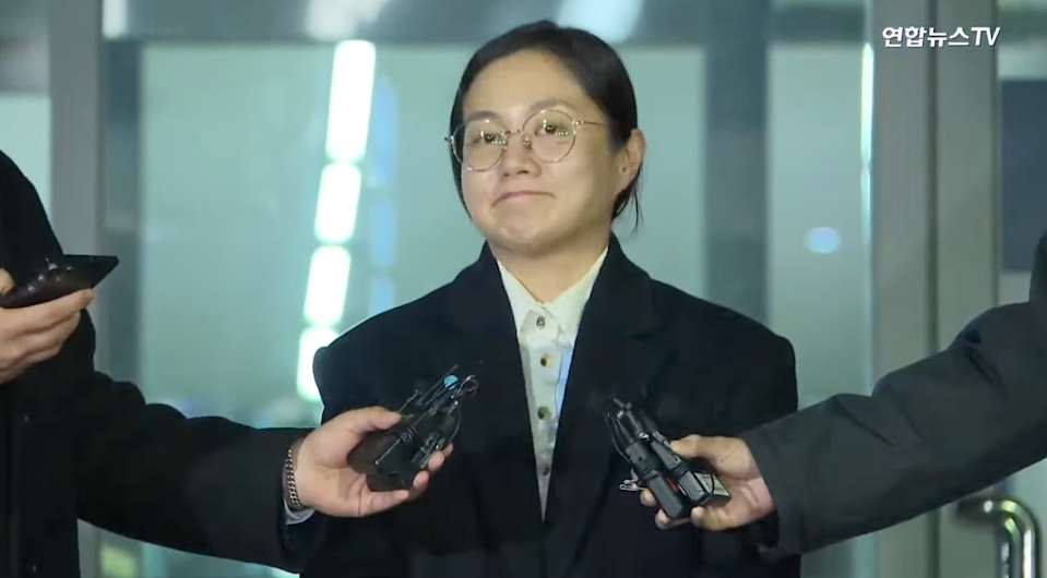 现身警局应讯近8小时 朴娜勑对前经纪人“无话可说”