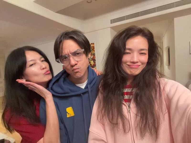 舒淇过年放闪冯德伦 晒夫妻搞怪自拍甜炸