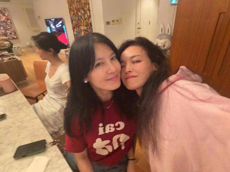 舒淇过年放闪冯德伦 晒夫妻搞怪自拍甜炸