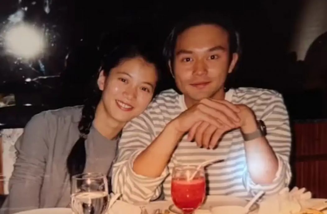 袁咏仪晒甜蜜亲吻照庆祝银婚 背景音乐藏张智霖情书