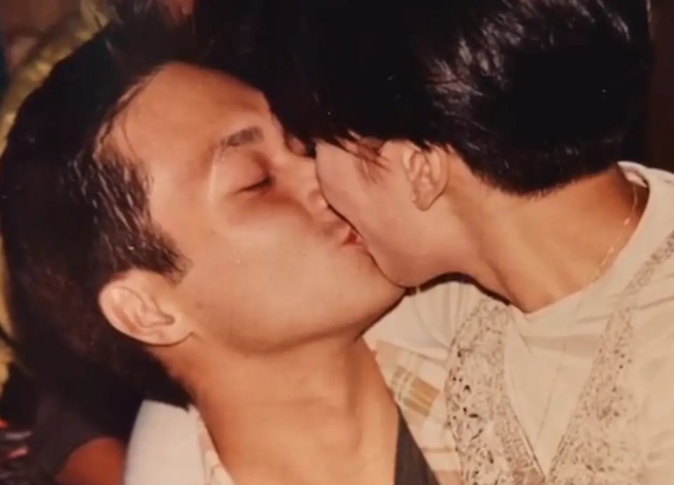 袁咏仪晒甜蜜亲吻照庆祝银婚 背景音乐藏张智霖情书