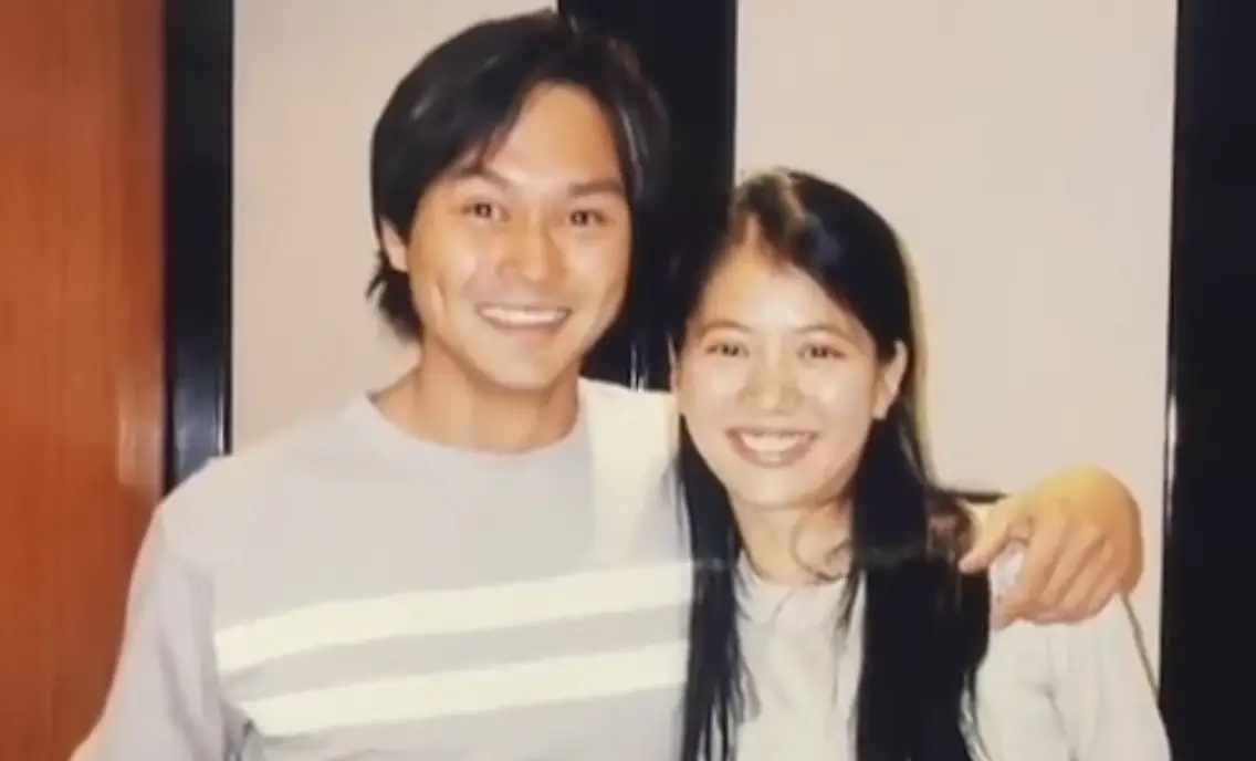 袁咏仪晒甜蜜亲吻照庆祝银婚 背景音乐藏张智霖情书