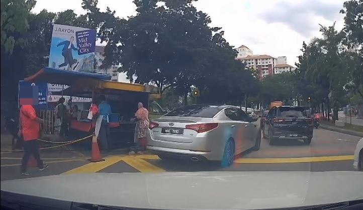 视频|为了买炸香蕉乱停? 男子无视塞车开双闪灯泊路中