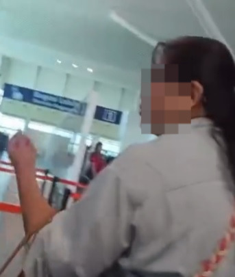 视频|小心有诈!陌生人塞包求帮带上机 女子机警果断拒绝