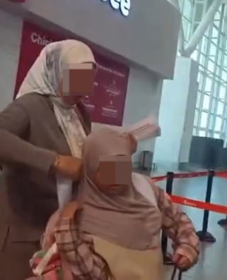 视频|小心有诈!陌生人塞包求帮带上机 女子机警果断拒绝