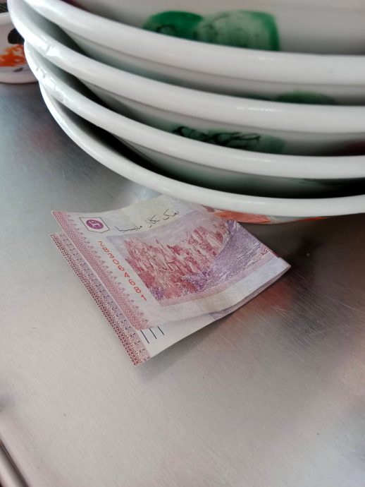视频|老翁口袋掏眼镜掉了RM100 店家发帖寻人暖心归还