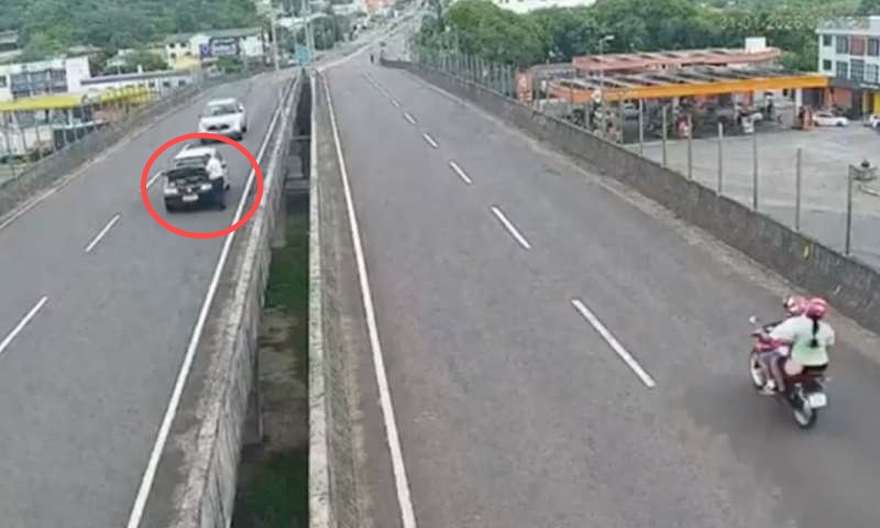 视频|驾驶途中引擎盖掀起 老翁下车检查遭追尾 惨坠高架桥底身亡!