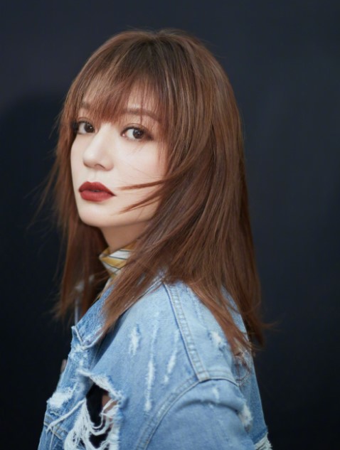 赵薇女儿罕见露面 一头金褐色长发气场全开