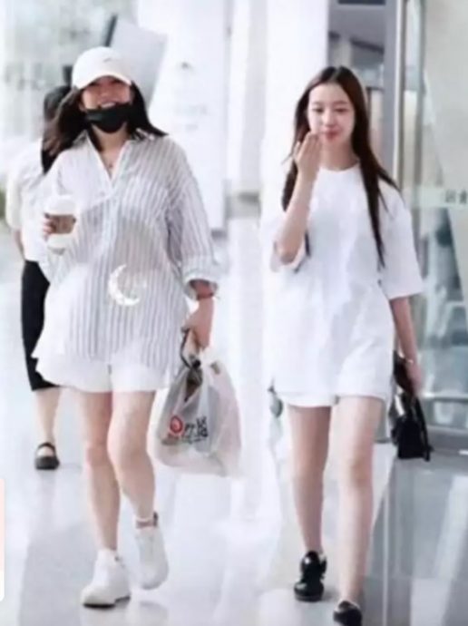 赵薇女儿罕见露面 一头金褐色长发气场全开