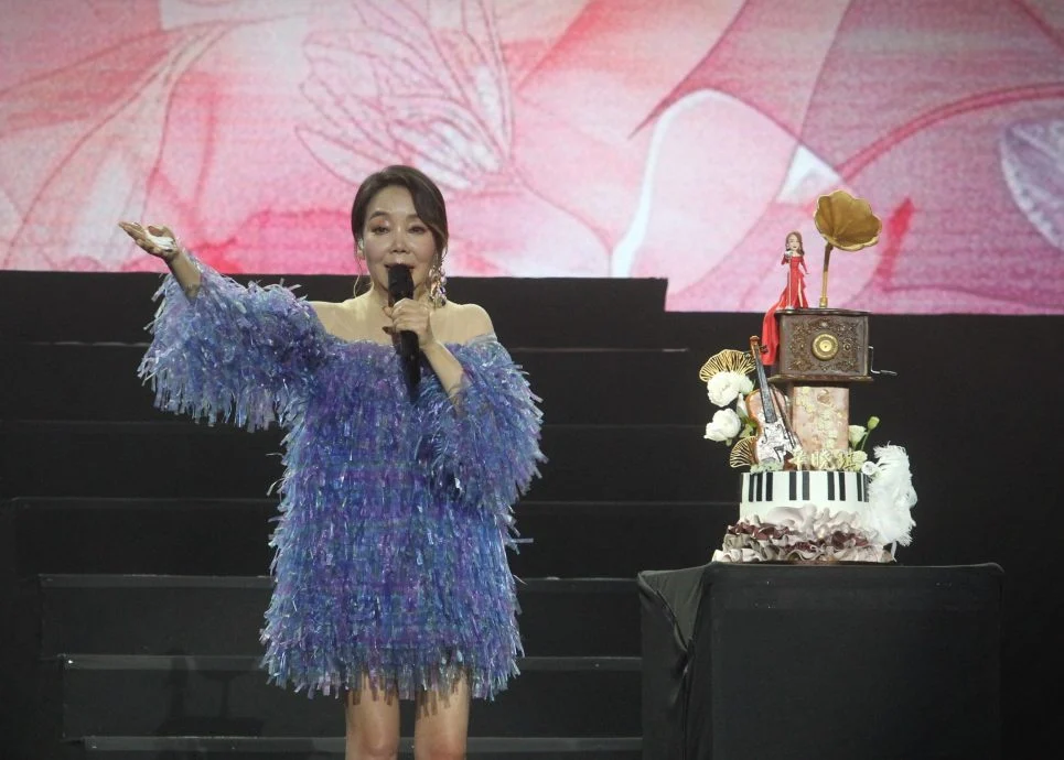辛晓琪云顶庆63岁生日 台上忆屠颖哽咽落泪