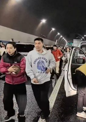 高速公路隧道火烧车伴巨响!民众弃车集体逃亡“鞋都来不及穿”