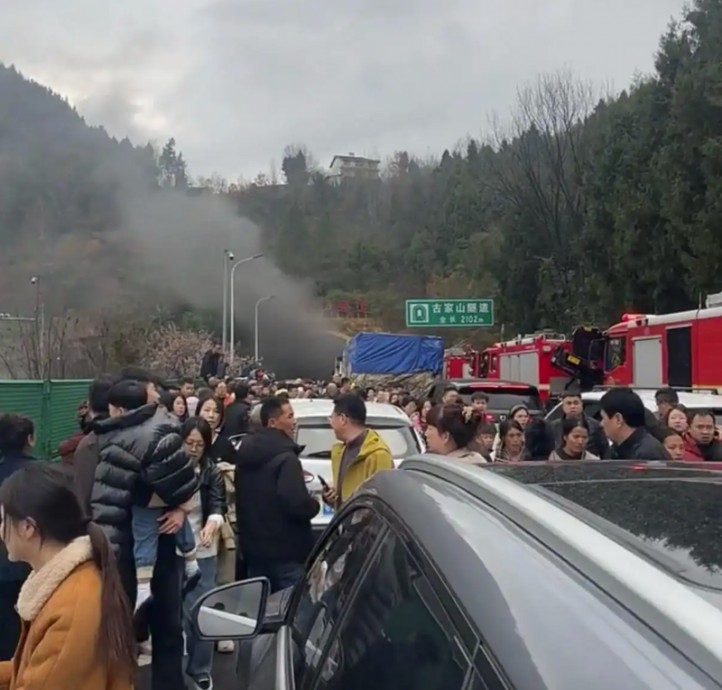 高速公路隧道火烧车伴巨响!民众弃车集体逃亡“鞋都来不及穿”