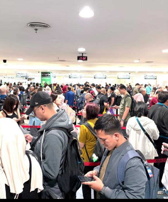 (全国版)槟国际机场又大塞!