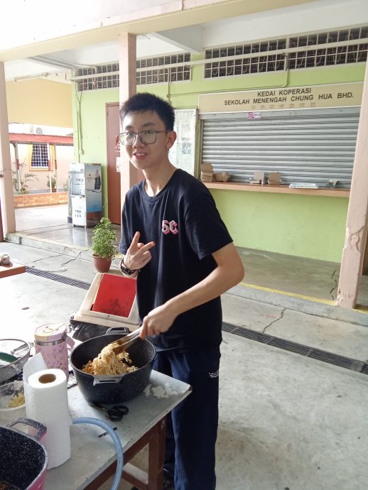 NS年轻人/主文:庇中中五生化身小能手 食堂日大展身手