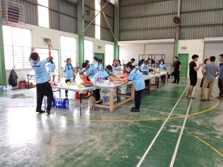 NS年轻人/主文:庇中中五生化身小能手 食堂日大展身手