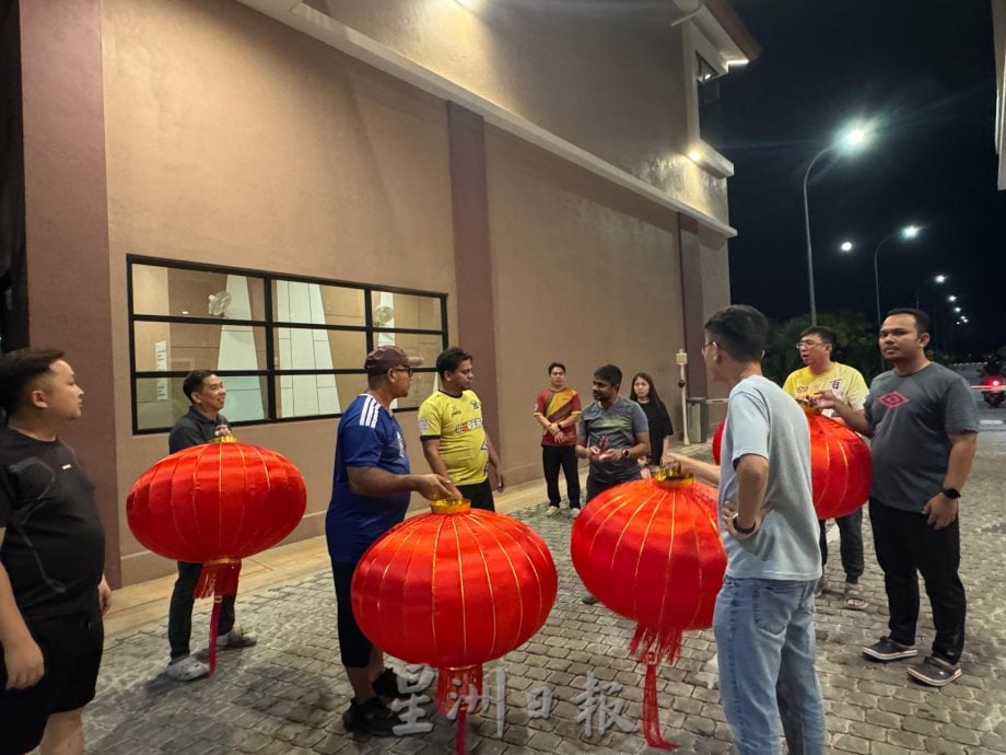 暖势力必下∕(全国版)甲抛峇底努莎晶达花园三大种族居民齐心协力下,在社区挂起一盏盏红灯笼迎春。
