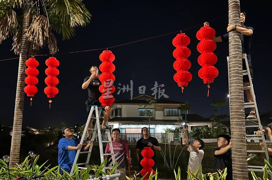 暖势力必下∕(全国版)甲抛峇底努莎晶达花园三大种族居民齐心协力下,在社区挂起一盏盏红灯笼迎春。