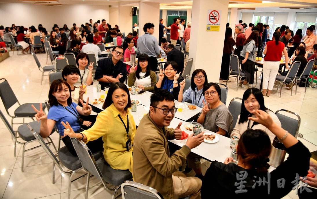 (另一张场面)本报编采部新春宴会