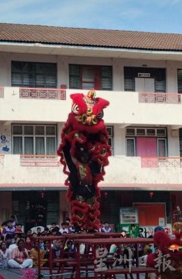 《我们》∕红毛丹国中各族生齐庆农历新年 赠年柑传文化展和谐