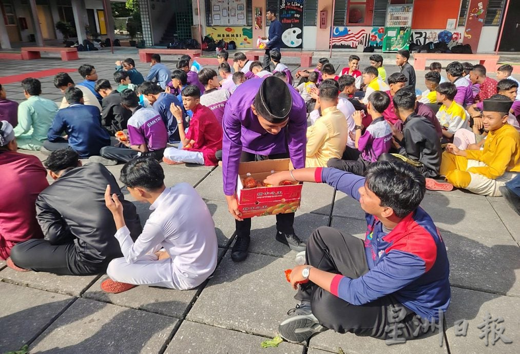 《我们》∕红毛丹国中各族生齐庆农历新年 赠年柑传文化展和谐