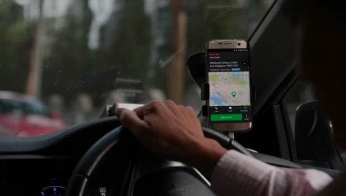 “下车后关门声过大” 少年控诉遭Grab司机殴打