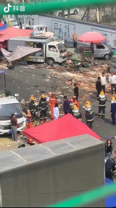 传北京市集有重型铲泥车冲撞人群致多人死伤 司机遭民众围殴