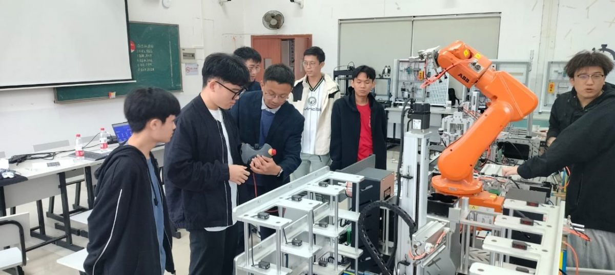 去年 AI 机器人赛优胜者赴华参加人工智能培训培训