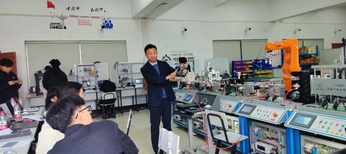 去年 AI 机器人赛优胜者赴华参加人工智能培训培训