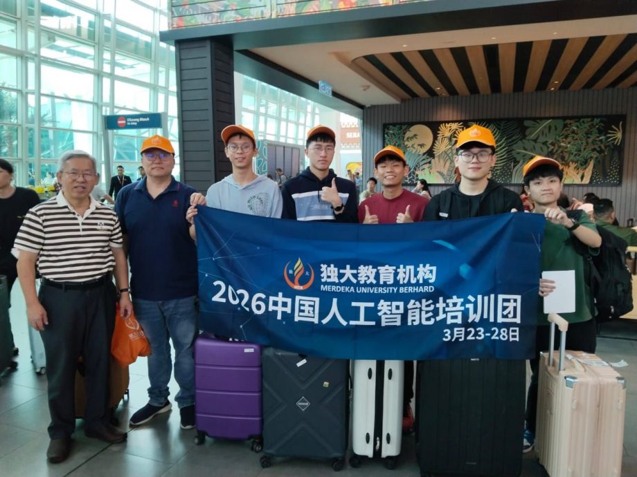 去年 AI 机器人赛优胜者赴华参加人工智能培训培训