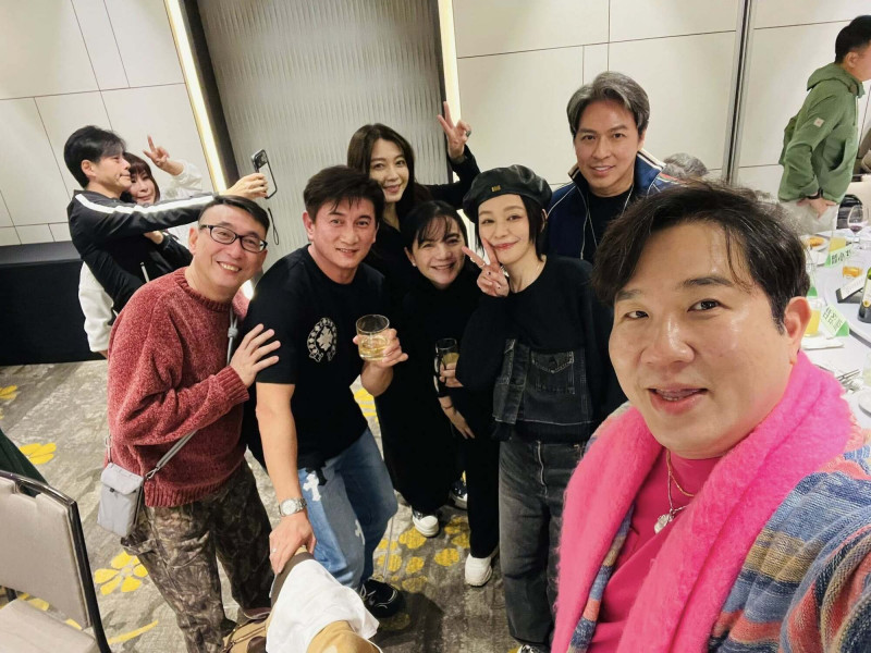 吴奇隆现身张小燕经纪公司聚餐 与前女友徐若瑄低调同框