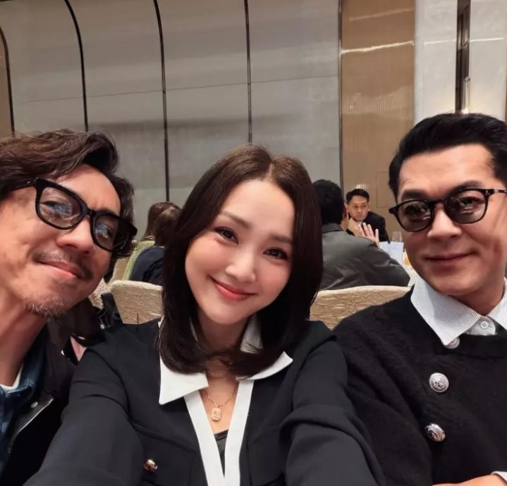 周秀娜被告诽谤后首现身领奖 张继聪膺最具魅力男演员