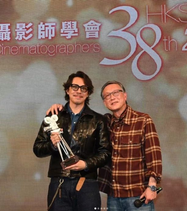 周秀娜被告诽谤后首现身领奖 张继聪膺最具魅力男演员